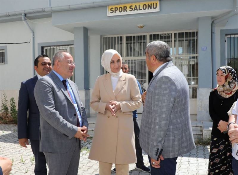 Yıkılacak okulları yerinde gördü