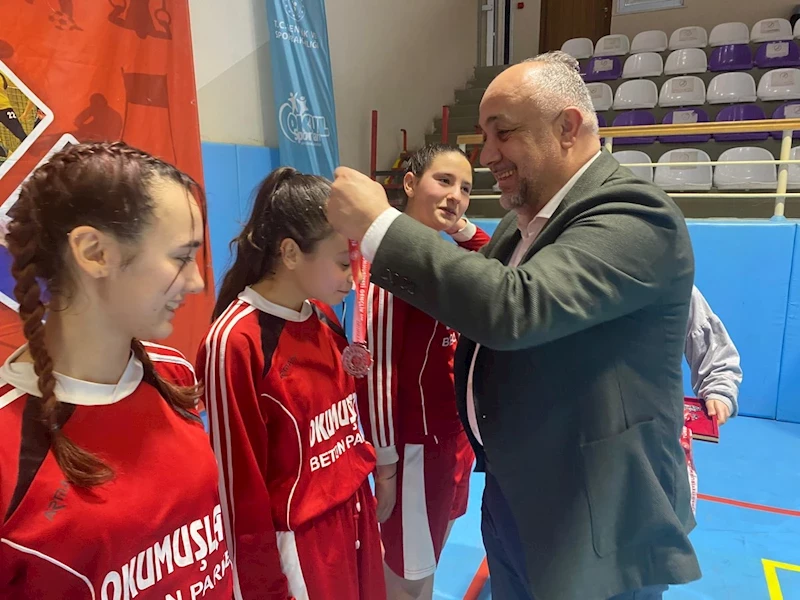 Okul Sporları Futsal Yıldız Kızlar Müsabakalarında Kıyasıya Mücadele