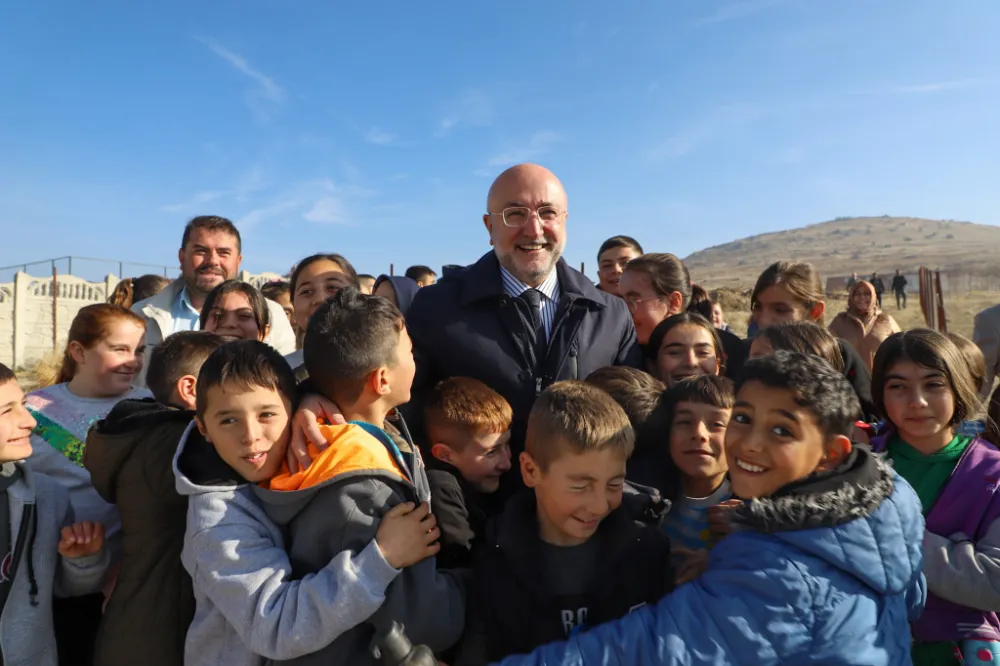 SARIK KÖYÜ’NDE MİNİKLERİN FİDAN DİKİM COŞKUSUNA AK PARTİ TEŞKİLATI ORTAK OLDU