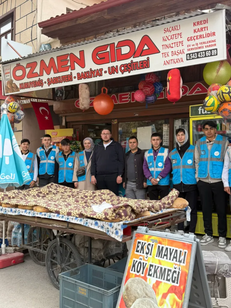 AK GENÇLİK’TEN ANLAMLI ZİYARETLER HEM ÖĞRETMENLERİN GÜNÜNÜ KUTLADILAR, HEM ESNAFLA BULUŞTULAR