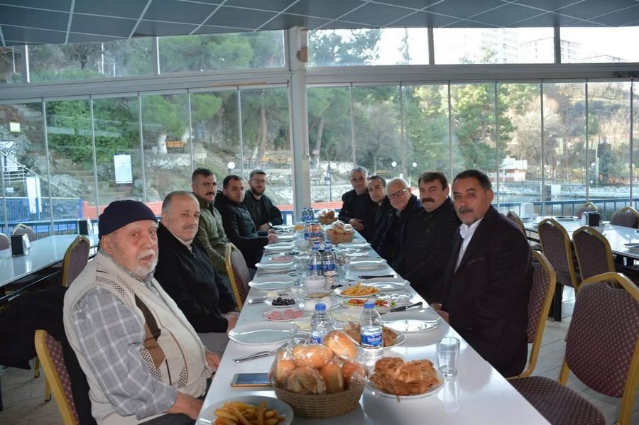 Dinar’da karla mücadele çalışmaları tüm hızıyla devam ediyor